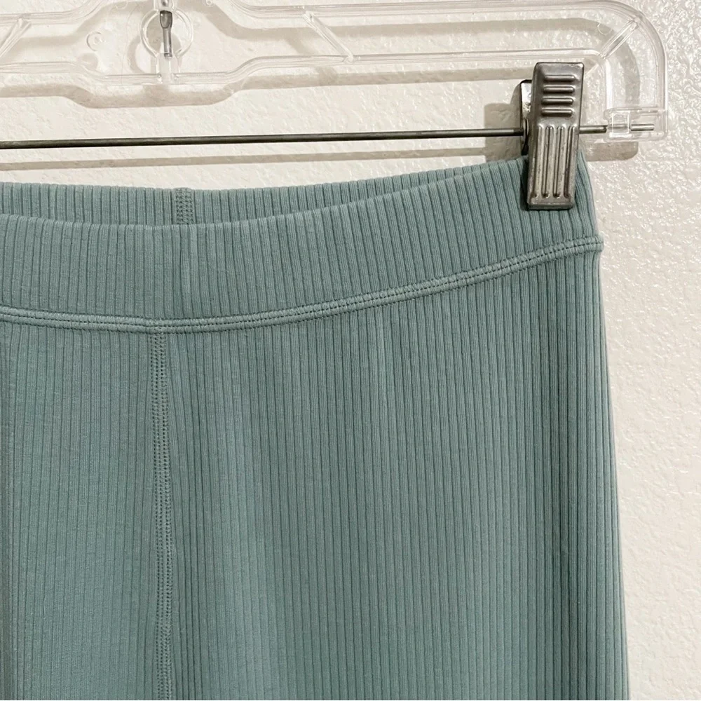Alo Yoga Ribbed High-Waist 7/8 Blissful Legging in‎ Soft Seagrass